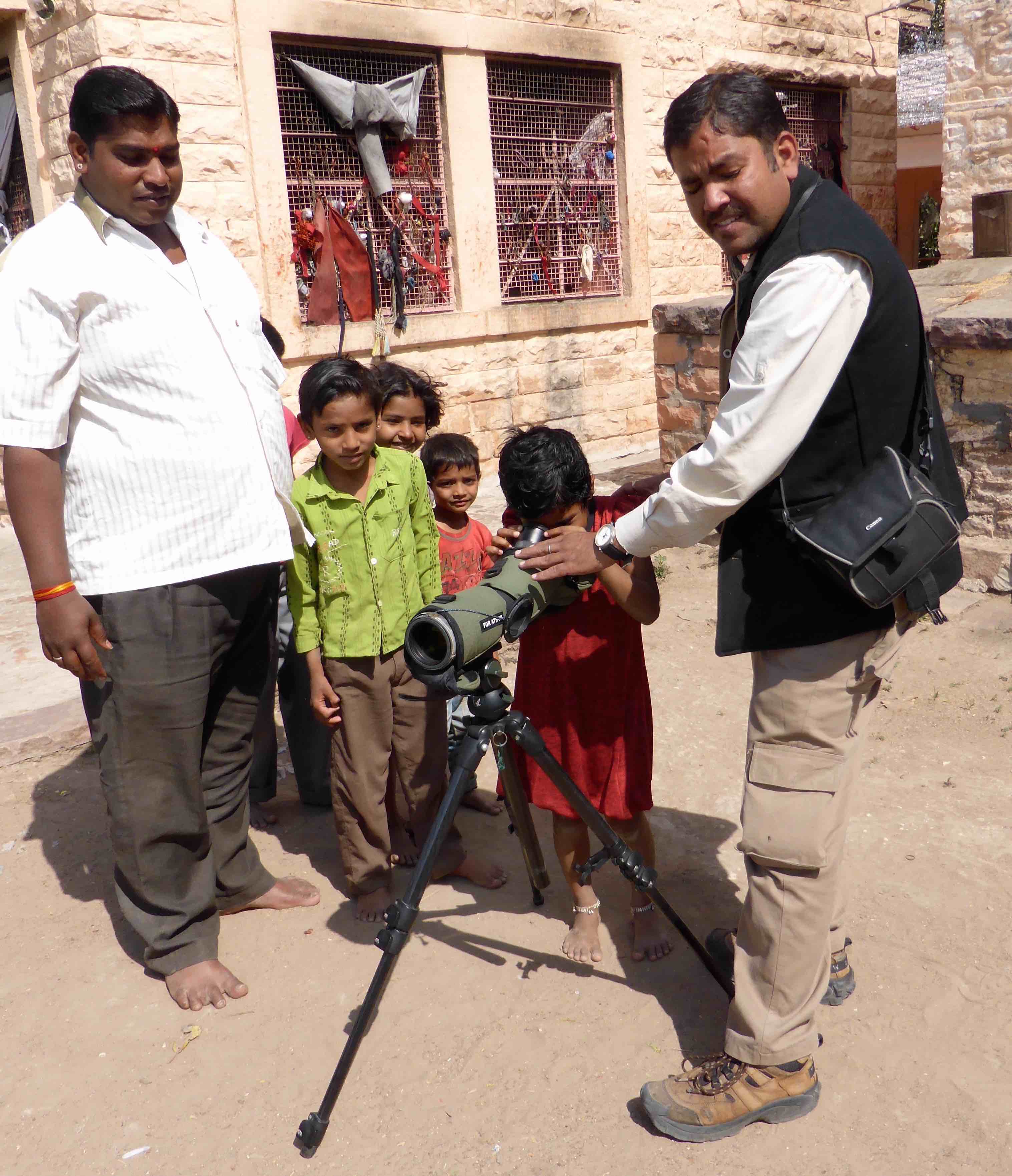Éducation sans frontières - ici au Rajasthan avec les enfants près d'un temple {JPEG}